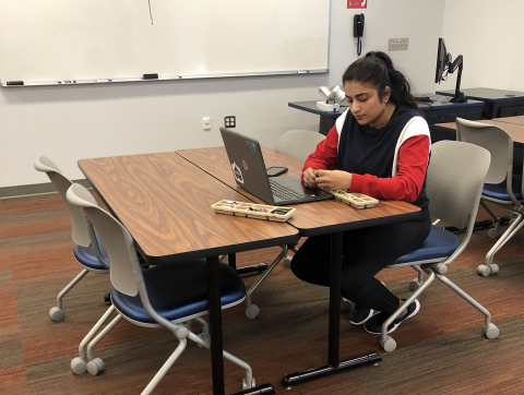 学生使用笔记本电脑和其他STEM设备.